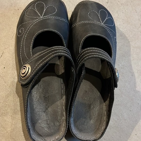 Adorable black mule clogs with pattern on top - Picture 4 of 4